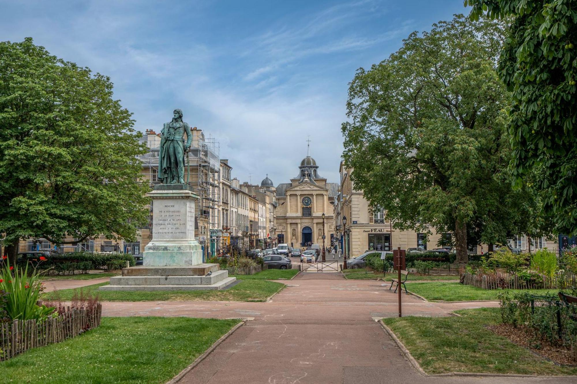 Le Versailles Soleil Classe 3 Etoiles Charme & Vue Chapelle Royale ภายนอก รูปภาพ